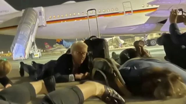 И смех и грех - Стеб над Байденом и Бербок смотреть онлайн