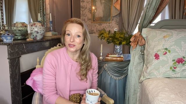 PEEK INSIDE THE VALET'S BEDROOM! смотреть онлайн