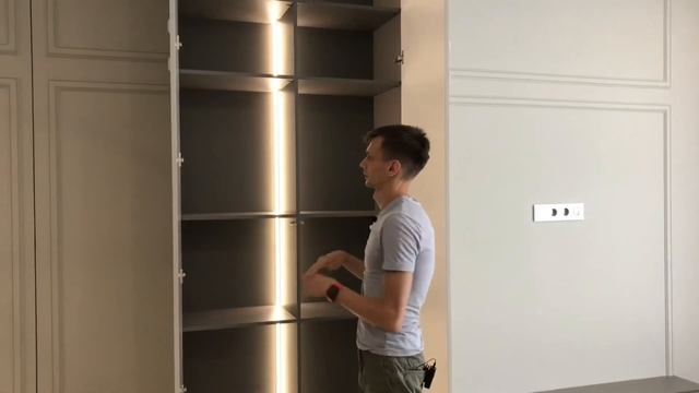 Скрытый шкаф с подсветкой в гостиной смотреть онлайн