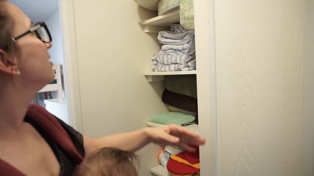 Minimalist Family of 5 Living in a 1 Bedroom Apartment to Save Money смотреть онлайн