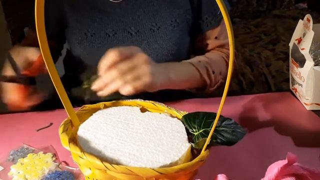 Идея подарка девушке(женщине) .Как сделать корзину из конфет? смотреть онлайн