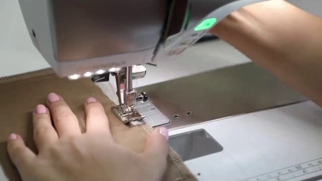 Как втачать потайную молнию с первого раза обрабатываем обтачкой смотреть онлайн