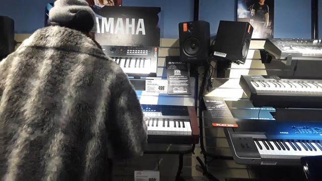Working on a Yamaha MOFX8 & MX49 keyboards with synthesized sound. смотреть онлайн
