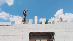 Красиво и быстро уложил 1-й ряд блоков после плит перекрытия