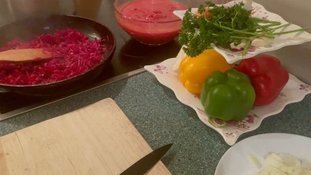 ГОТОВИМ ДОМА УКРАИНСКИЙ БОРЩ С ПАМПУШКАМИ ?? ЧАСТЬ 1?? #еда #борщ #готовимдома #ПАМПУШКИ смотреть онлайн