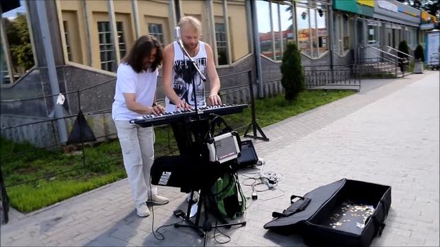 Составил компанию уличному музыканту ...))) смотреть онлайн