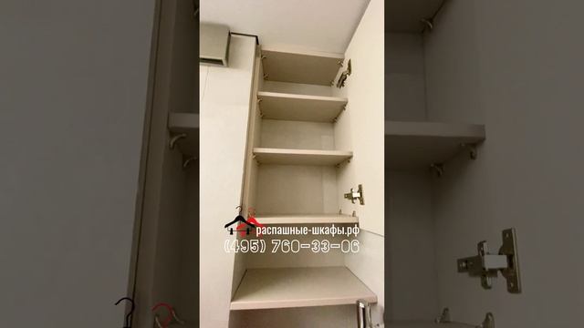 Встроенный шкафчик с распашной дверкой и с открытыми полками в нише ванной комнаты, в санузле. смотреть онлайн