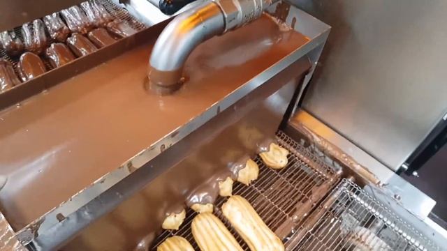 Глазировочная машина. Глазирование эклеров смотреть онлайн