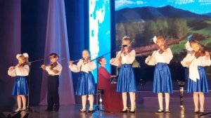 Дети играют на скрипке