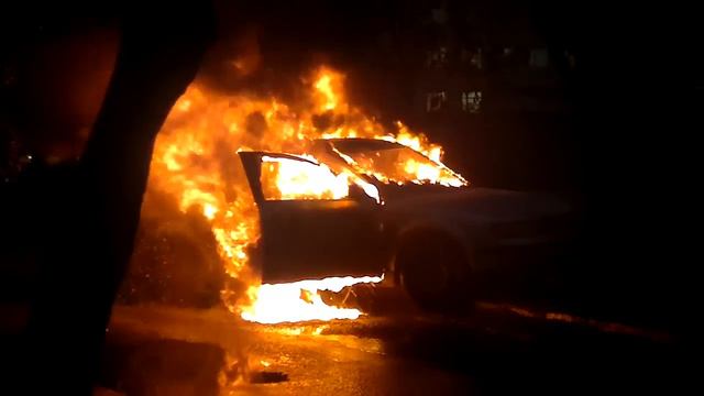 Автомобиль горит в центре Вологды смотреть онлайн