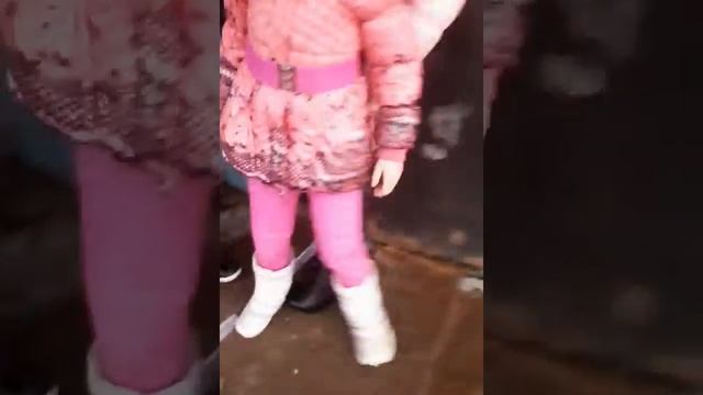 Девочка гуляет в маменых сапогах по улице) смотреть онлайн