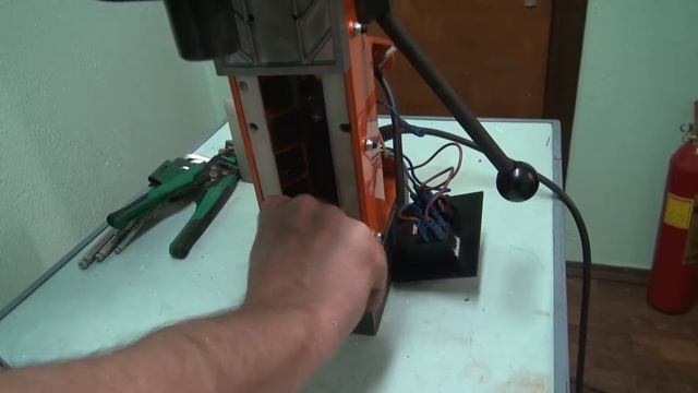 Подключение электромагнита к электроцепи и установка на сверлильный станок смотреть онлайн