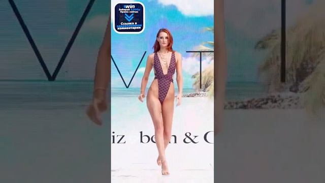 Миловидные девушки демонстрируют купальники на подиумеМиловидные девушки демонстрируют купальники на смотреть онлайн