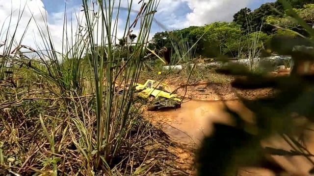 SkyRC Dirt Bike + FMS Hilux + FMS FJ Cruiser getting muddy! смотреть онлайн