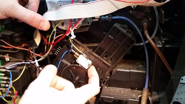 Замена микропереключателей в редукторе кофемашины Bosch. смотреть онлайн