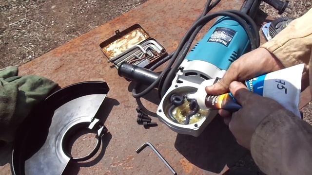Добавляем смазку в редуктор УШМ MAKITA GA9020 смотреть онлайн