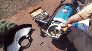 Добавляем смазку в редуктор УШМ MAKITA GA9020