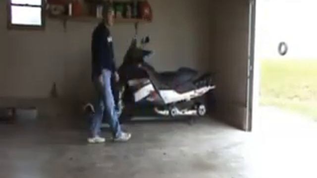 Приспособления для подъёма и перемещения снегохода в гараже смотреть онлайн