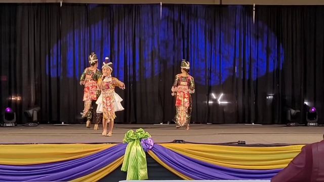 Fresno Hmong New Year | Sophia Vue performance with Nkauj Ci Iab смотреть онлайн