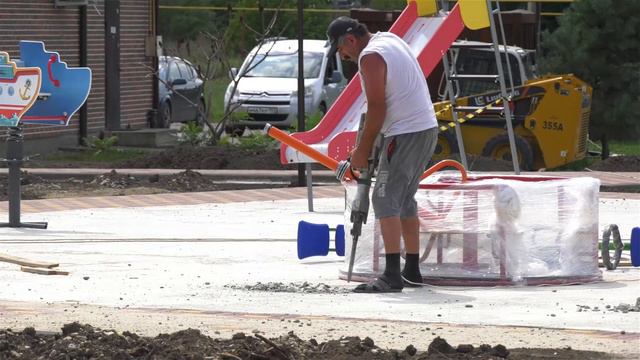 В сквере Новокорсунской устанавливают детский городок смотреть онлайн