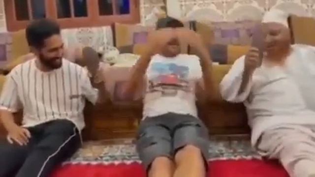 Когда скучно с друзьями дома, можно вот так вот повеселится🤣 смотреть онлайн