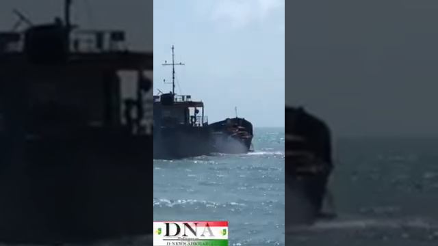 У берега в Синопе (г.Сухуми) корабль сливает прямо в море какую-то чёрную жидкость смотреть онлайн