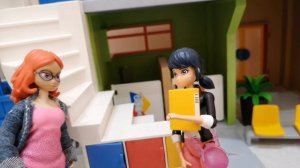 Хлоя подложила Маринетт ядовитого паука тарантула. Видео из персонажей Леди Баг и Супер-кот