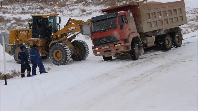 Самосвал на гололеде