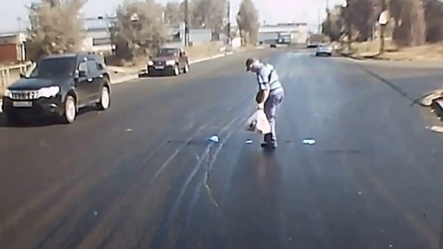 В Петрозаводске в жару положили новый асфальт к нему массово прилипли пешеходы смотреть онлайн