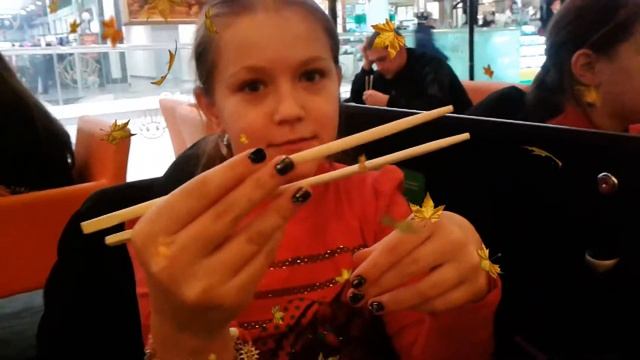 Суши. Как правильно держать палочки! смотреть онлайн