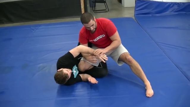 Как пройти гард - Атаки через запуск колена Knee Slide - БЖЖ - Фирас Захаби (перевод K.O.mode)