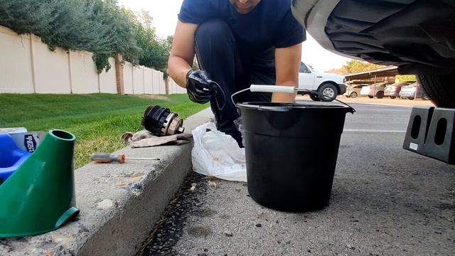 How to Change the Oil- 2017 Toyota Camry смотреть онлайн
