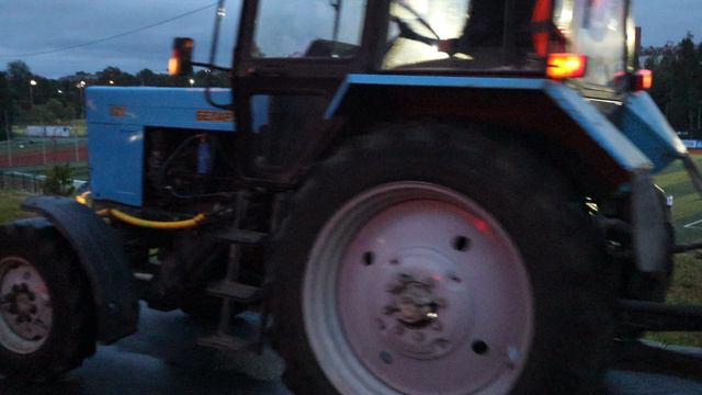 Два трактора чистят пешеходную дорожку. Петрозаводск. Вторник, 6 августа 2024 г