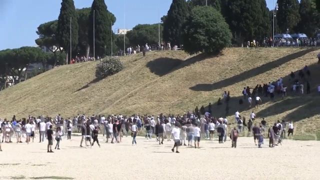 Ultrà e Fn al Circo Massimo, momenti di tensione durante manifestazione смотреть онлайн