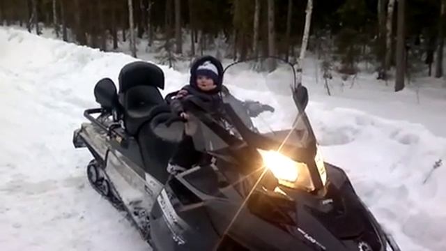 Ребёнок отжигает на снегоходе смотреть онлайн
