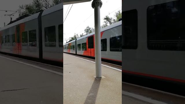 Ждали электричку, а здесь такой бодипозитив...вот зачем, девочки!