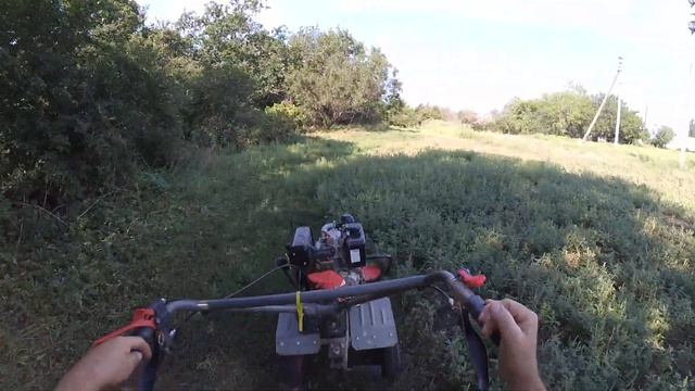 Немножко косим мотоблоком с переходником и косилкой. Проба салазок на редукторах. смотреть онлайн