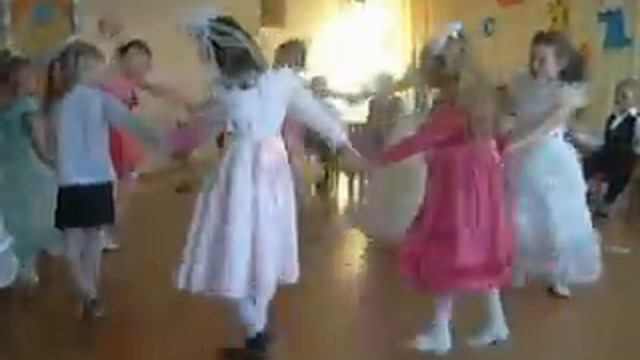 "Белая Ромашка" Танец выпускников МАДОУ №15 д. Борки смотреть онлайн