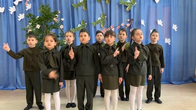 Песня "Защитники Отечества". Исполняют воспитанники МДБОУ "Детский сад №10" смотреть онлайн