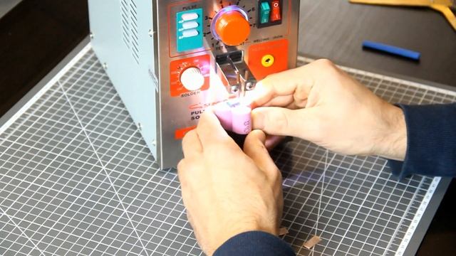 Как заменить Li-On элементы питания в аккумуляторном инструменте смотреть онлайн