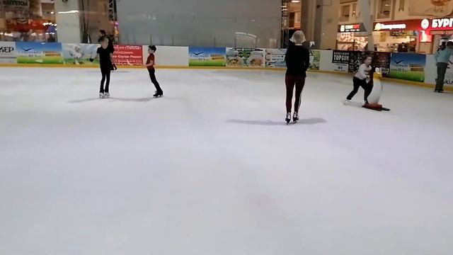 Жена катается на коньках с подругой. смотреть онлайн