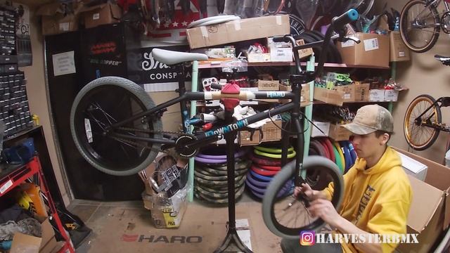 2019 Haro Downtown 18" BMX Unboxing @ Harvester Bikes смотреть онлайн