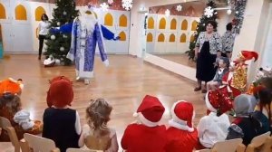 во время праздника к алисе в садик пришел дед мороз