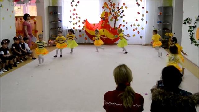 Утренник в детском саду. Танец пчелок Matinee in kindergarten. Dancing bees смотреть онлайн