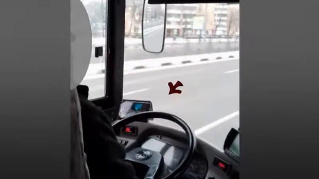 Водитель троллейбуса смотрит видео за рулём!!! смотреть онлайн