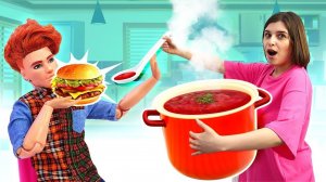 Кен готовит для Барби борщ! Смешное видео для девочек Тойклаб – Игры в куклы