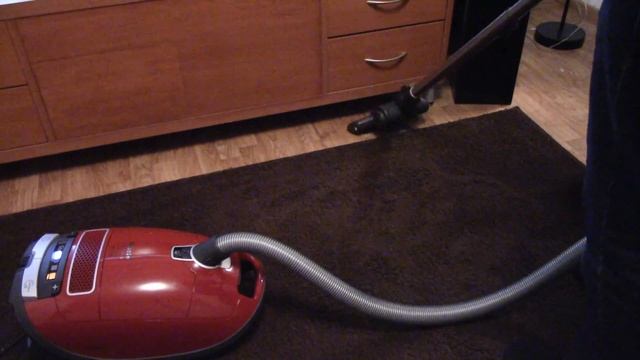 Vacuuming With The Miele Complete C3 PowerLine смотреть онлайн
