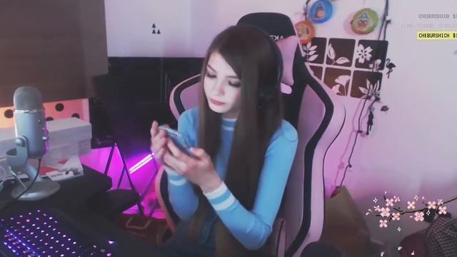 Мама зовёт Карину ЖРАТЬ!!! смотреть онлайн