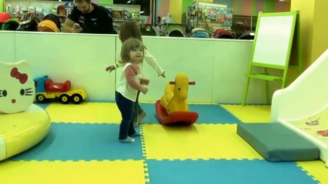 ВЛОГ Гуляем по магазинам:-) Играем на детской площадке!!! смотреть онлайн
