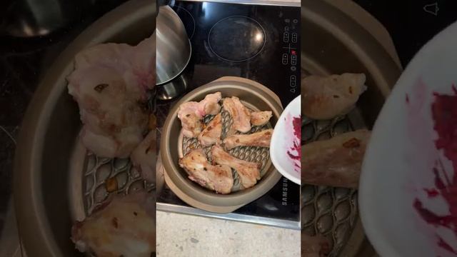 Свиные ребрышки в маринаде. Pork ribs in a marinade.एक अचार में पोर्क पसलियों। смотреть онлайн